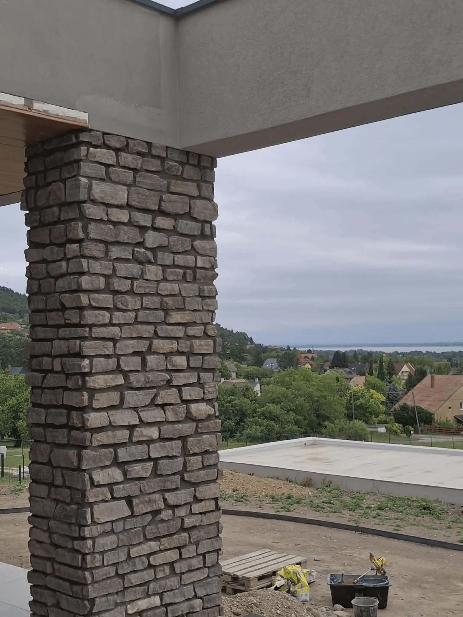 Természetes kőburkolat bejáróhoz – Kő Mix kivitelezés Balatonfüred