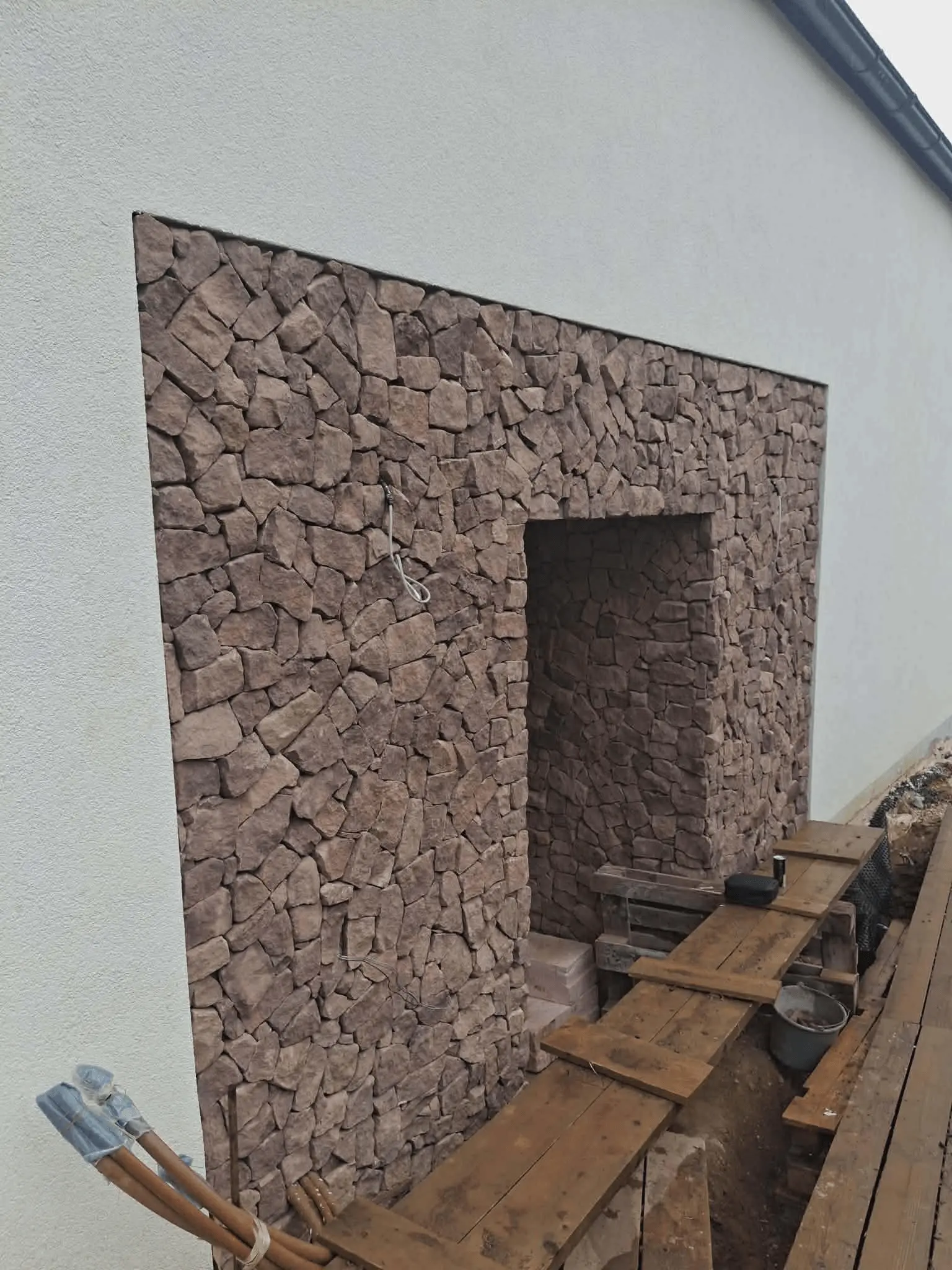 Egyedi kő kerítés panel – Kő Mix kivitelezés Balatonfüred